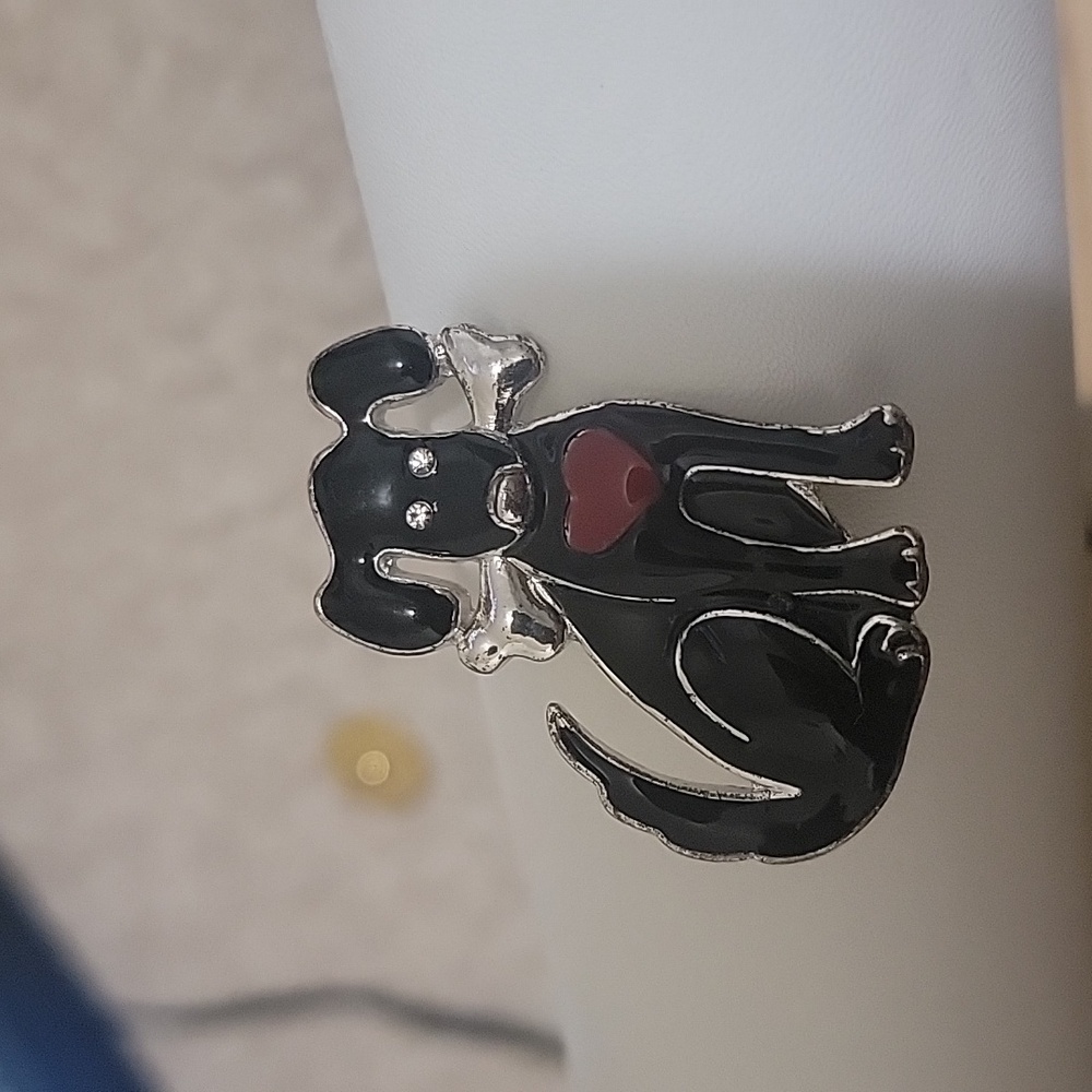 🔥 Vintage Black Enamel Brooch Pin